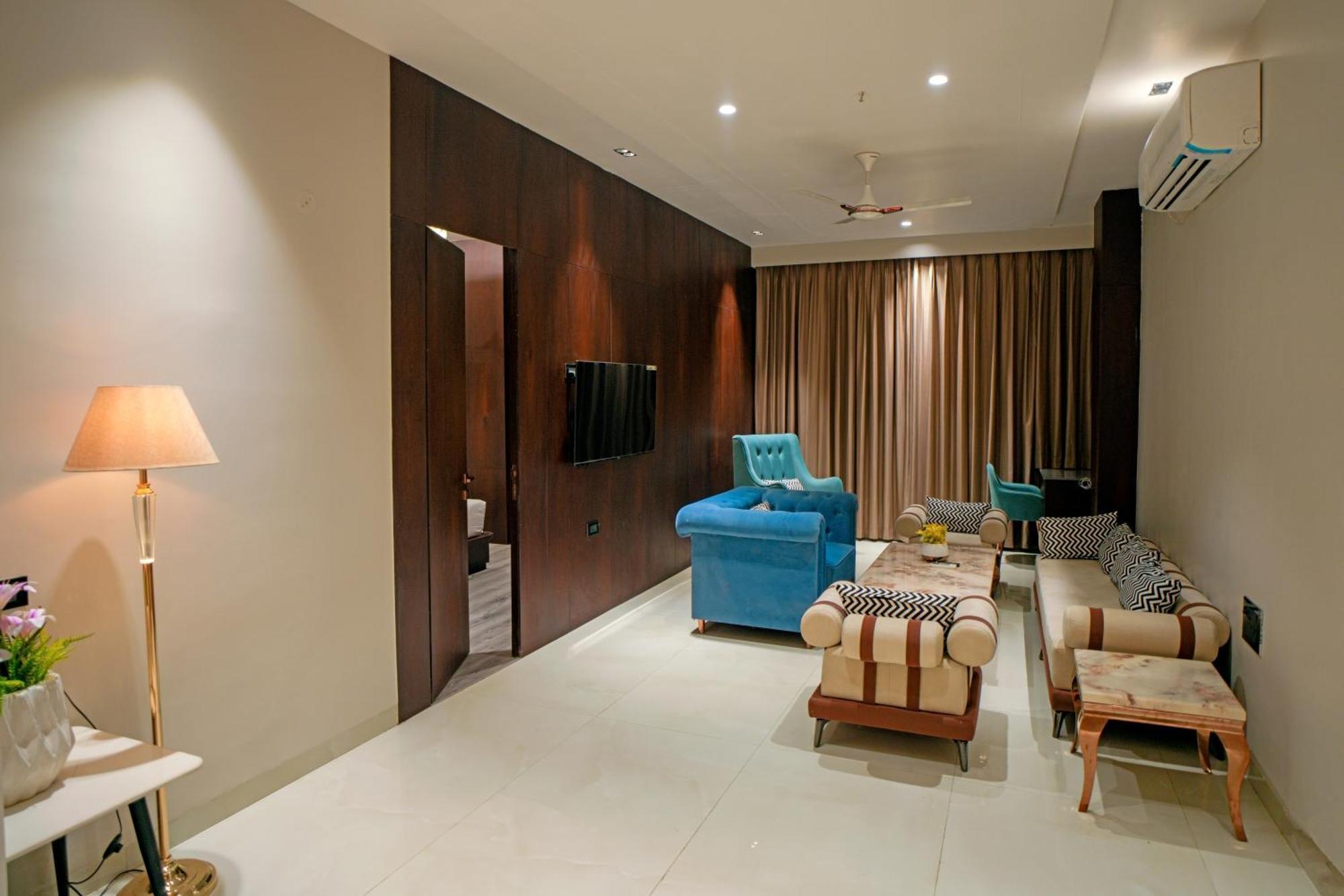 Hotel Midas Inn Матхура Екстер'єр фото